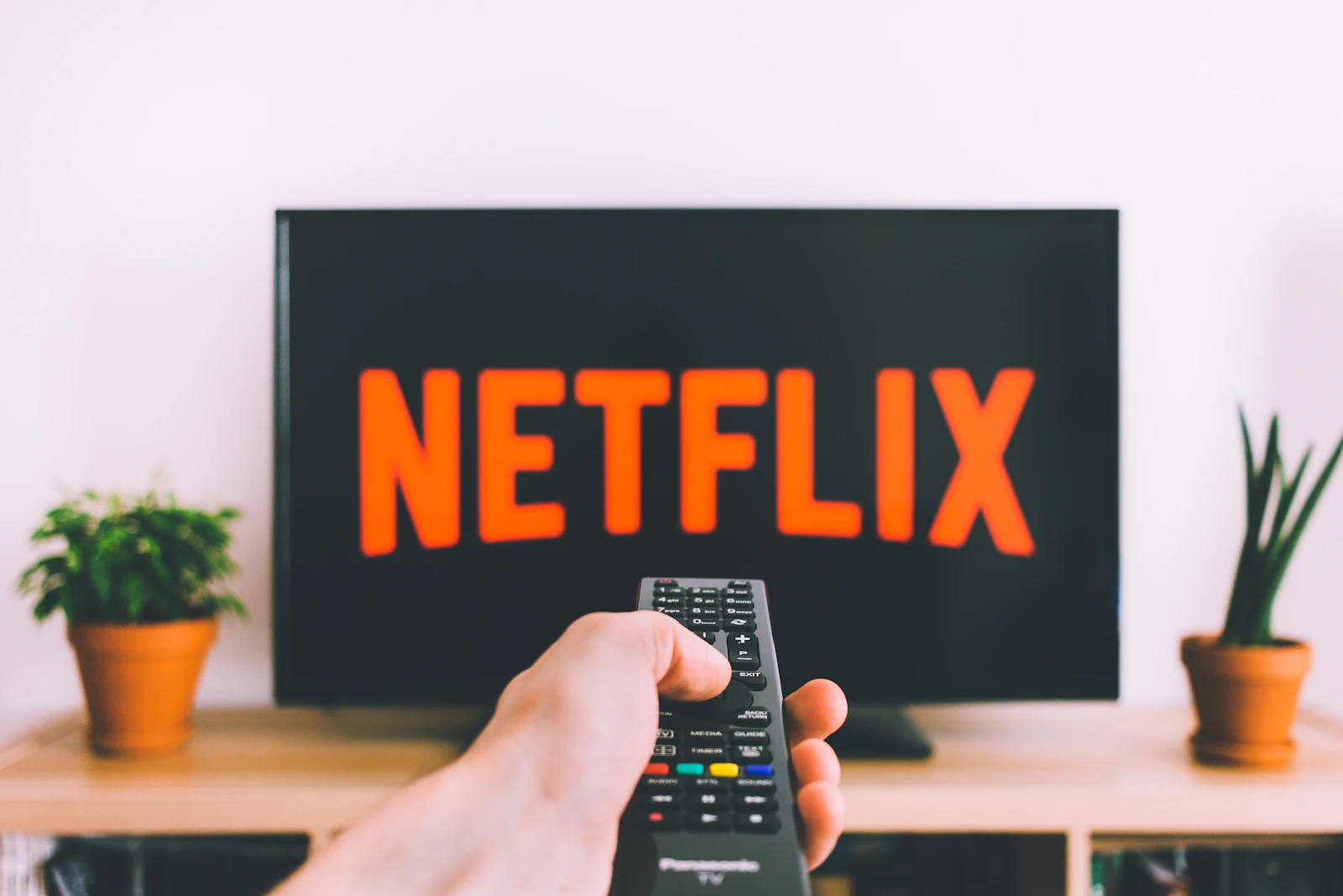 Salon avec grand écran TV — Streaming & IPTV